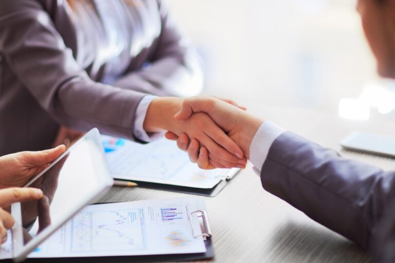 plan de negocio para el sector sanitario - apreton de manos