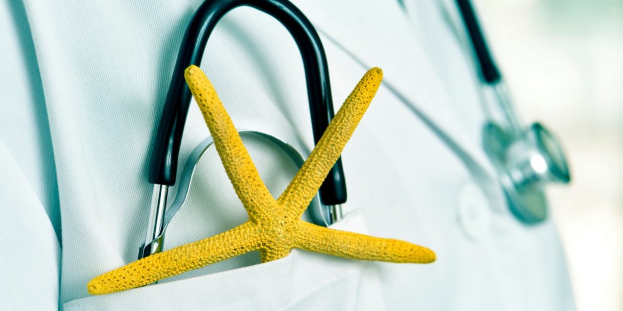 turismo de salud en España - medico en la playa