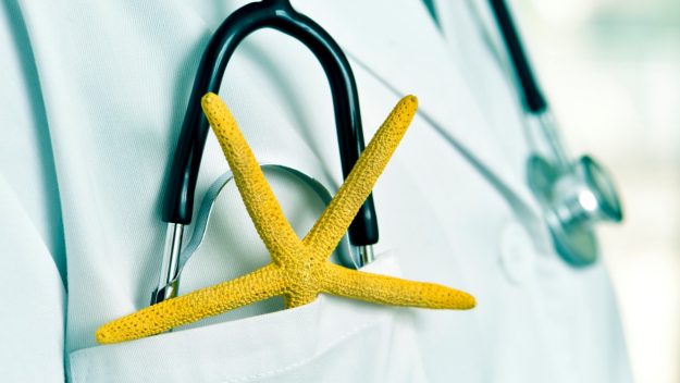 turismo de salud en España - medico en la playa