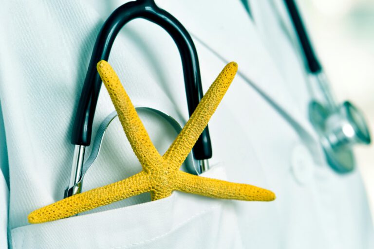 turismo de salud en España - medico en la playa