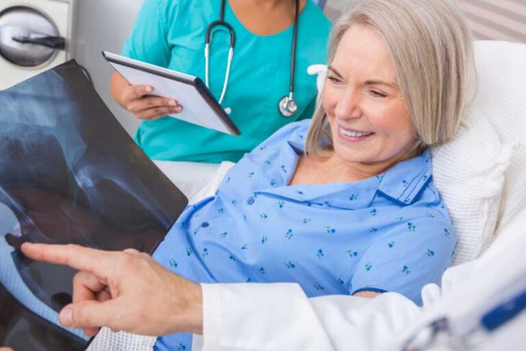 Estrategia internacional de turismo de salud - mujer operándose