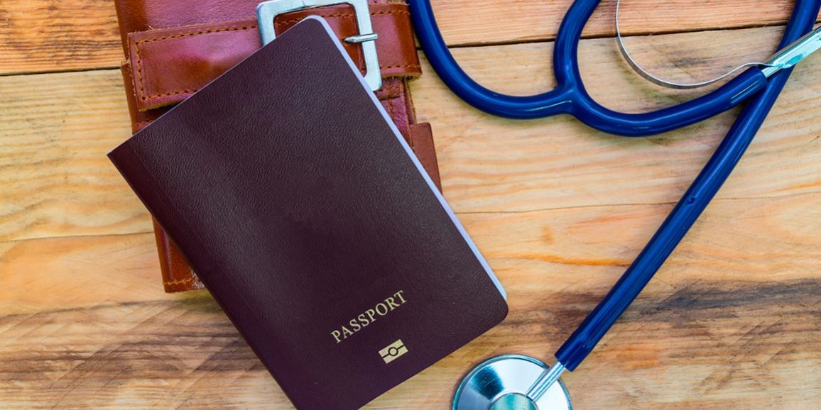 turismo de salud en España – pasaporte y estetoscopio turismo de salud en España - pasaporte y estetoscopio