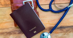 turismo de salud en España - pasaporte y estetoscopio
