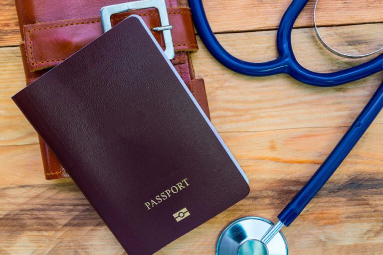 turismo de salud en España - pasaporte y estetoscopio