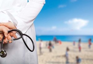 turismo médico en España - doctor en la playa