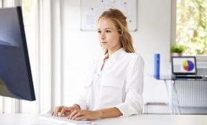 formación para turismo médico - mujer en el ordenador