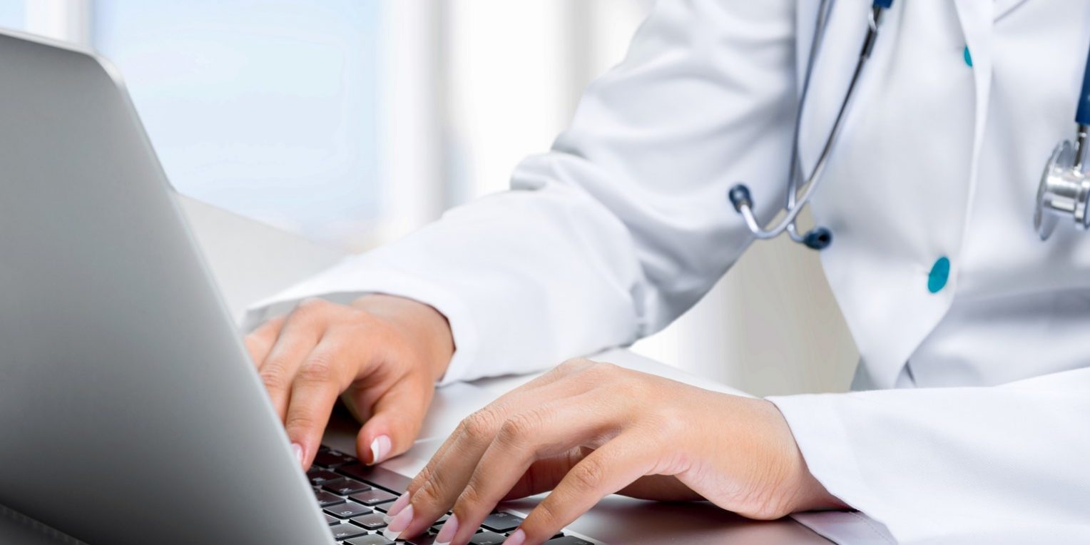 marketing para turismo de salud – medico con ordenador marketing para turismo de salud - medico con ordenador