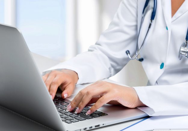 marketing para turismo de salud – medico con ordenador marketing para turismo de salud - medico con ordenador