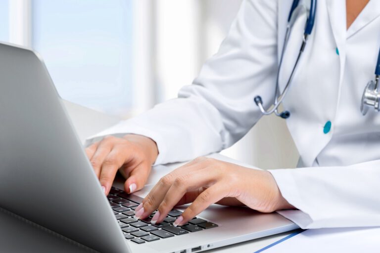 marketing para turismo de salud - medico con ordenador