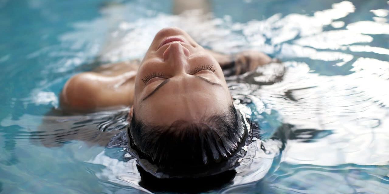 asesoramiento para el turismo de salud – mujer relajada asesoramiento para el turismo de salud - mujer relajada
