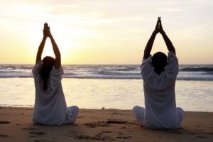 turismo wellness - meditacion en la playa