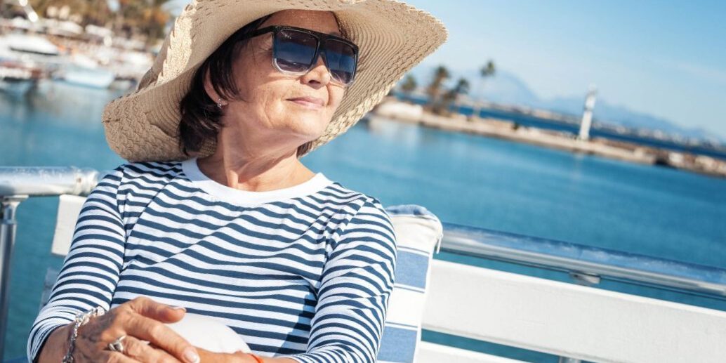 turismo de salud en españa – señora en la playa turismo de salud en españa - señora en la playa