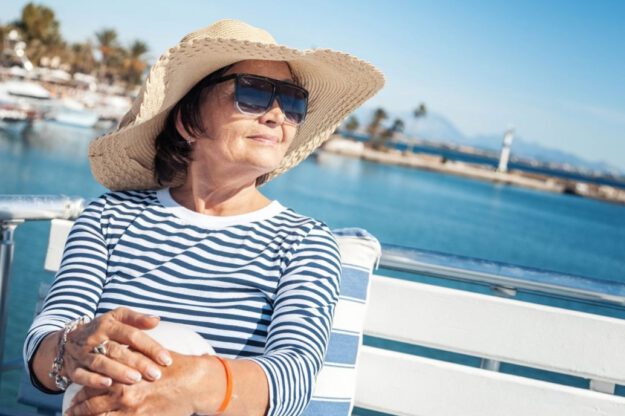 turismo de salud en españa – señora en la playa turismo de salud en españa - señora en la playa