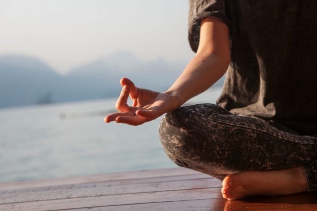 turismo de bienestar - yoga en mar