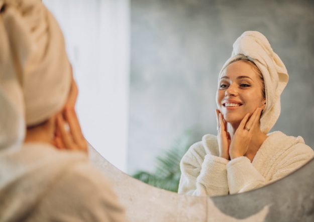 turismo de bienestar – mujer en hotel turismo de bienestar - mujer en hotel