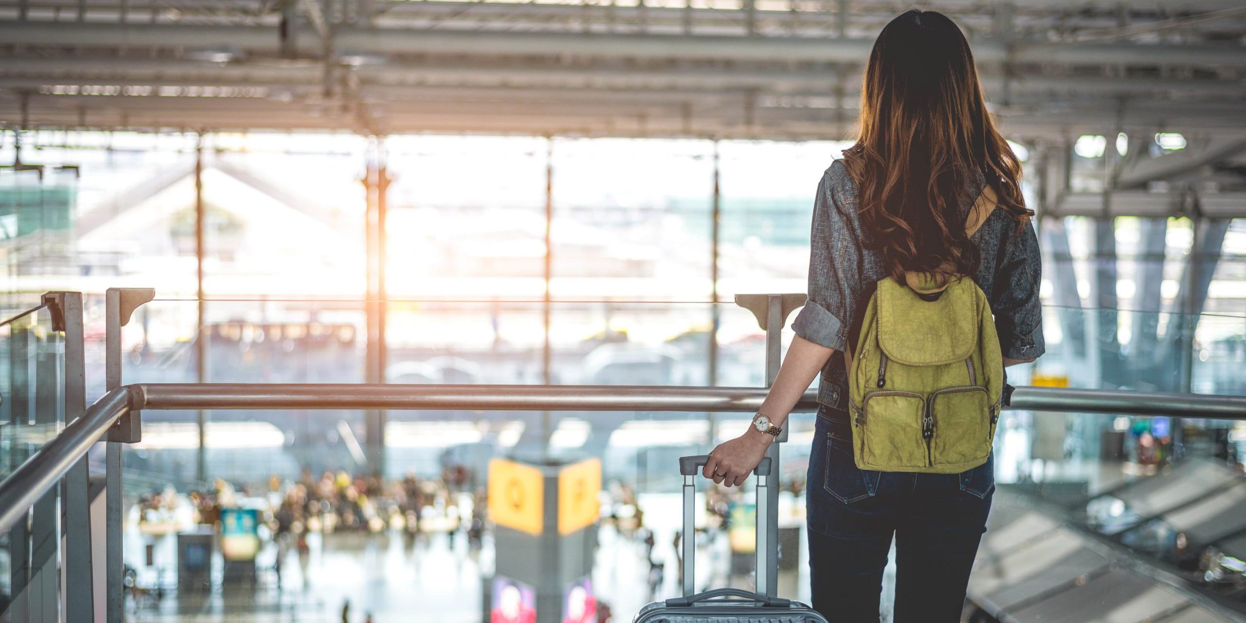 turismo internacional de salud – mujer llegando de viaje turismo internacional de salud - mujer llegando de viaje