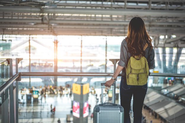 turismo internacional de salud – mujer llegando de viaje turismo internacional de salud - mujer llegando de viaje