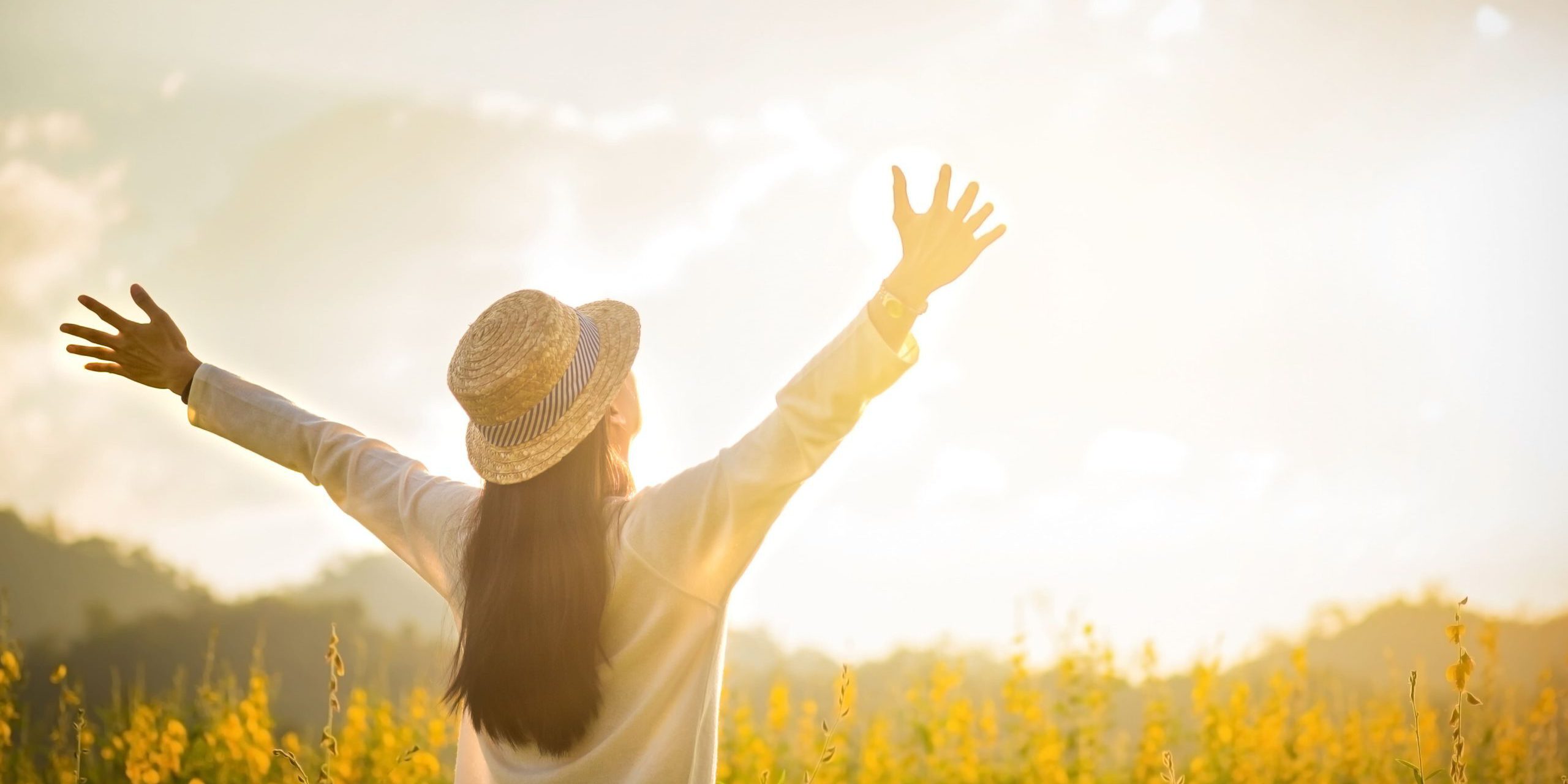 turismo wellness - chica al aire libre