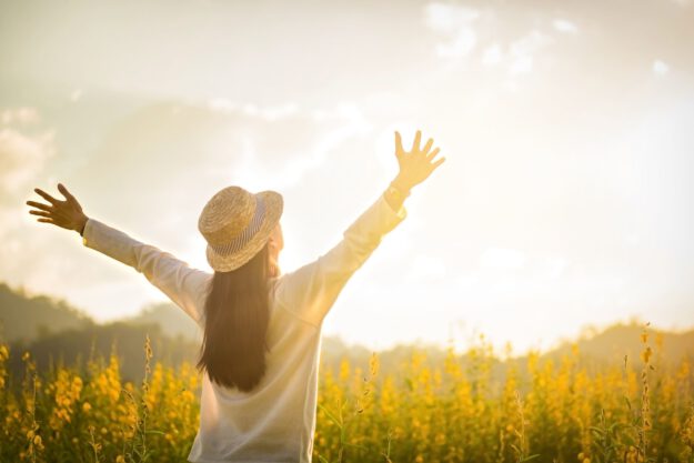 turismo wellness - chica al aire libre