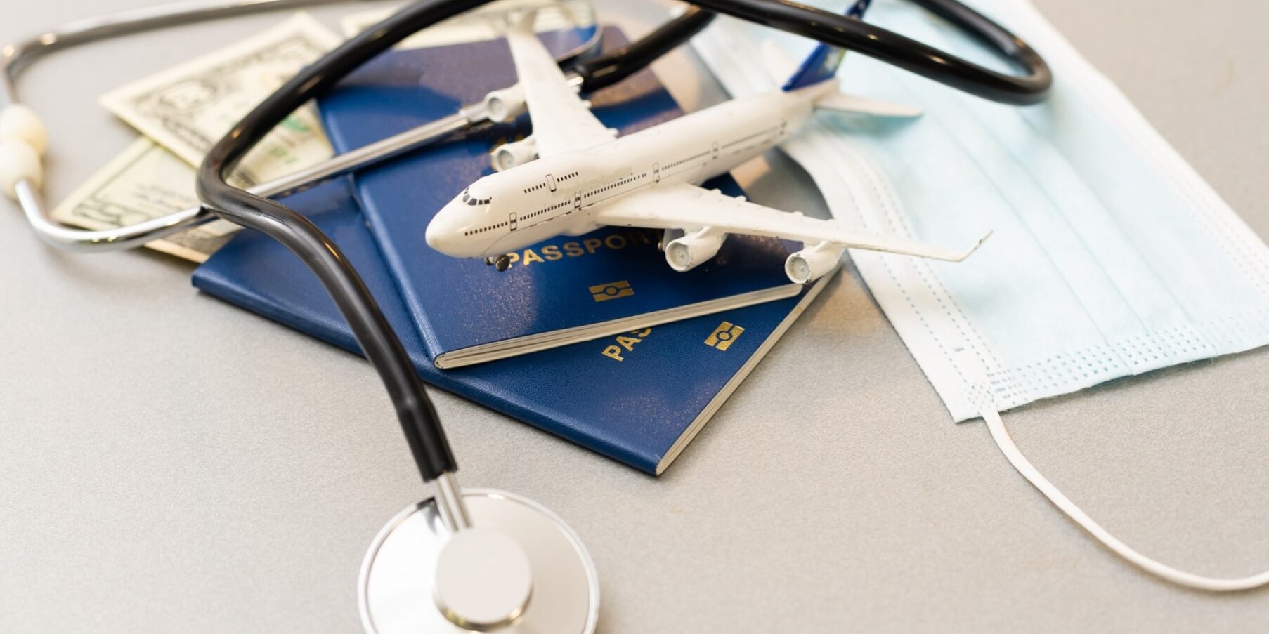 turismo salud en España – avion y mascarilla turismo salud en España - avion y mascarilla