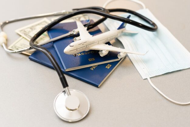 turismo salud en España – avion y mascarilla turismo salud en España - avion y mascarilla
